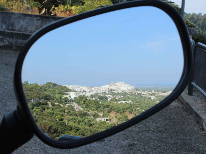 Panoramica di Ostuni da specchietto - Road Runner Scooter Rent